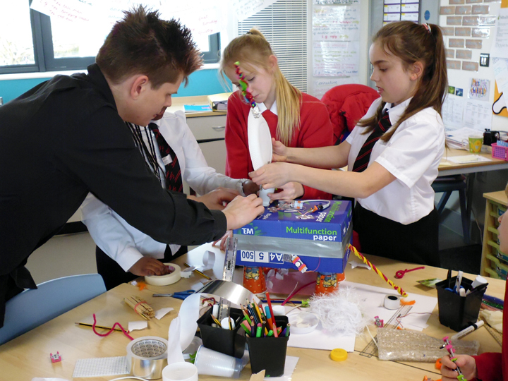 ArtLab facilitator Matthew working with group